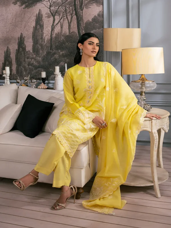 Latest Zeen lawn sale 2025 featuring unstitched and stitched lawn suits at discount prices